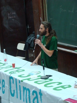 Jon Palais prend la parole pour Bizi! à l'Espace Climat du FSM