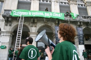 Installation de banderoles sur la mairie UMP de Bayonne