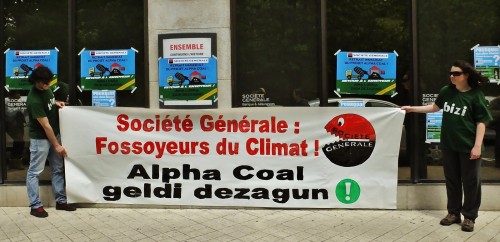 Société Générale Fossoyeur du climat peut-on lire sur une banderole