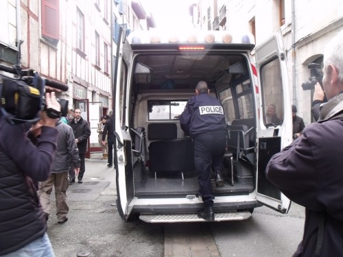 La police embarque 3 sièges d'HSBC saisis par Bizi