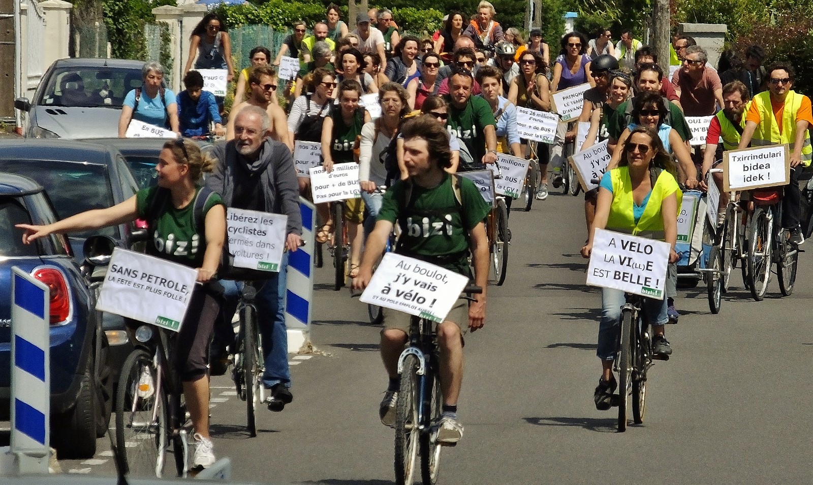 100 personnes vélorutionnent pour plus de vélos et de bus sur l’agglomération bayonnaise !