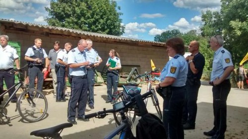 La police allemande entre dans la ferme où les cyclistes prennent le déjeuner