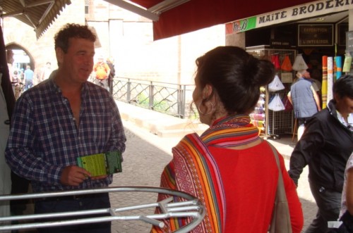Distribution de dépliant Alternatiba Garazi aux commerçants de Saint-Jean-Pied-de-Port