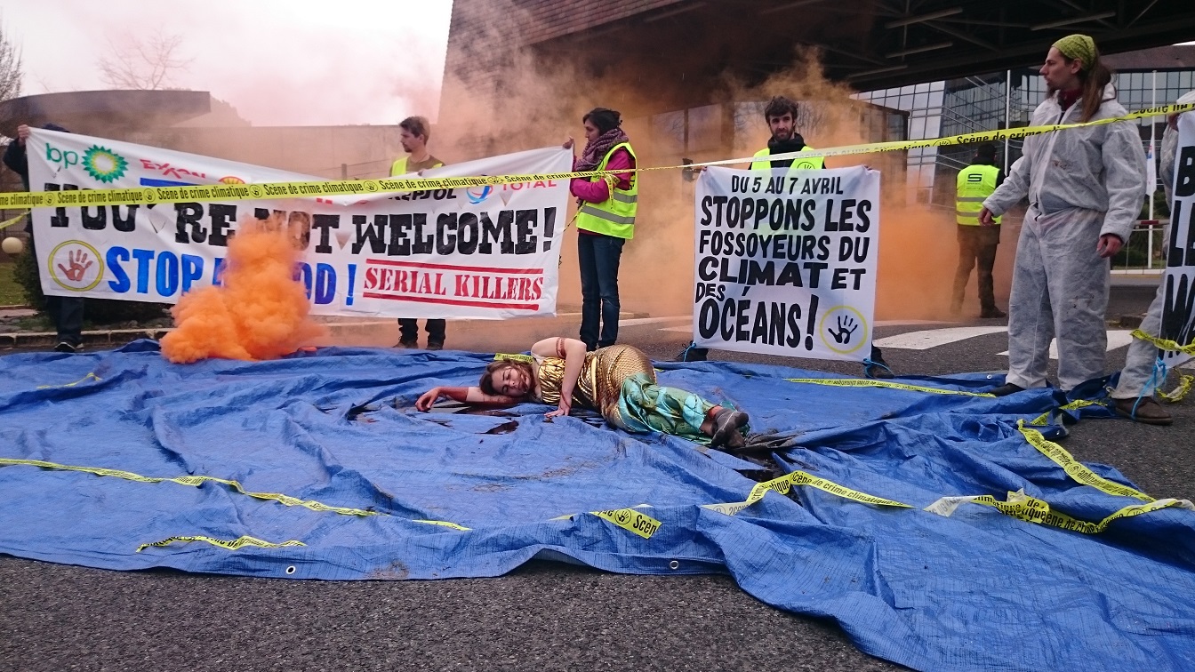 Une sirène mazoutée à l'entrée de Total